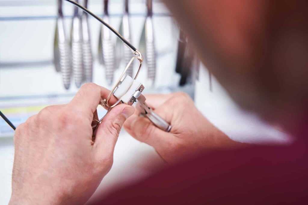 schoonmaken van uw bril en glazen. Opticien herstelt een bril