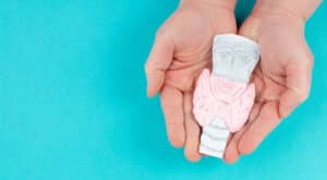 De ziekte van Hashimoto is een auto-immuunziekte die de schildklier aantast. Hierdoor maakt de schildklier onvoldoende schildklierhormoon aan, wat hypothyreoïdie veroorzaakt. Hoewel Hashimoto vooral de schildklier beïnvloedt, kan het ook invloed hebben op de ogen. Sommige patiënten met Hashimoto hebben last van droge ogen, wat het dragen van contactlenzen oncomfortabel kan maken.